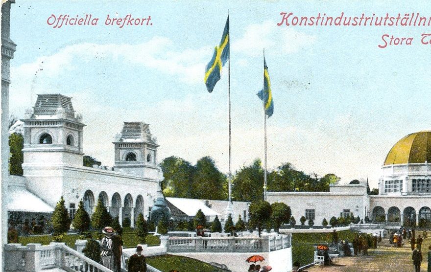 På den  Konstindustriella utställningen i Stockholm 1909 ställde Sigrid Hjertén ut ett antal av sina textila alster.