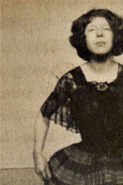 Sigrid som modell på Högre konstindustriella skolan 1908.