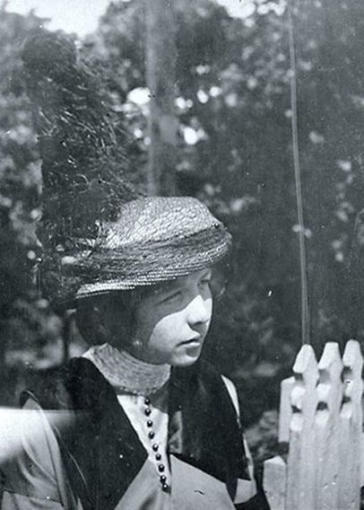 Sigrid Hjertén i sin nya moderiktiga hatt, ca 1914.