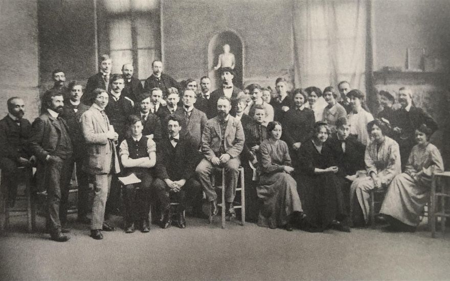 Académie Matisse 1910. Bakom den sittande Matisse står Isaac Grünewald. Den andra sittande kvinnan från höger är Sigrid Hjertén och bredvid henne sitter Einar Jolin. Det finns säker fler oidentifierade svenskar på bilden, både Tor Bjurström och Leander Engström borde finnas med.