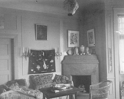 Interiör från familjen Sigrid Hjertén och Isaac Grünewalds bostad på Katarinavägen 13 A, Stockholm, 1910-talets slut.