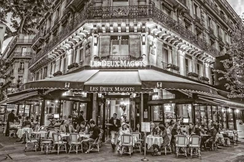 Här på Les Deux Magots vid Place Saint-Germain-des-Prés bildade man konstnärsgruppen 