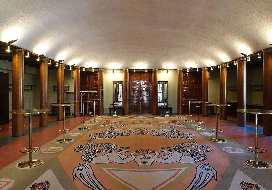 Isaac designade också den stora mattan (76 m²) i Grünewaldsalens foajé. Motivet är inspirerat av Kretas minoiska kultur.