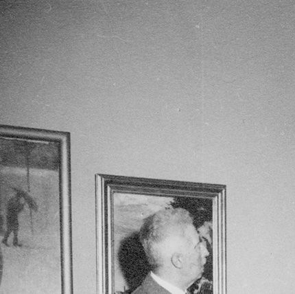 Prins Eugen i Galleriet på Waldemarsudde framför Grünewalds målning som köptes in av Eugen 1935.